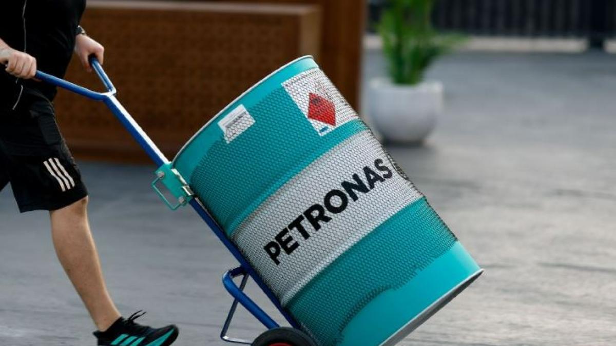 Il prezzo della benzina sale? Anche la F1 non scherza: i nuovi carburanti toccano 500 euro al litro